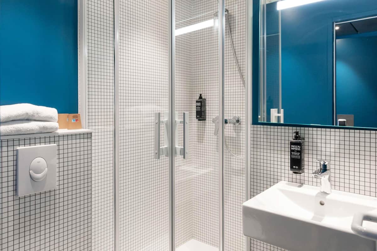 Soundproofing, free WiFi, bed sheets