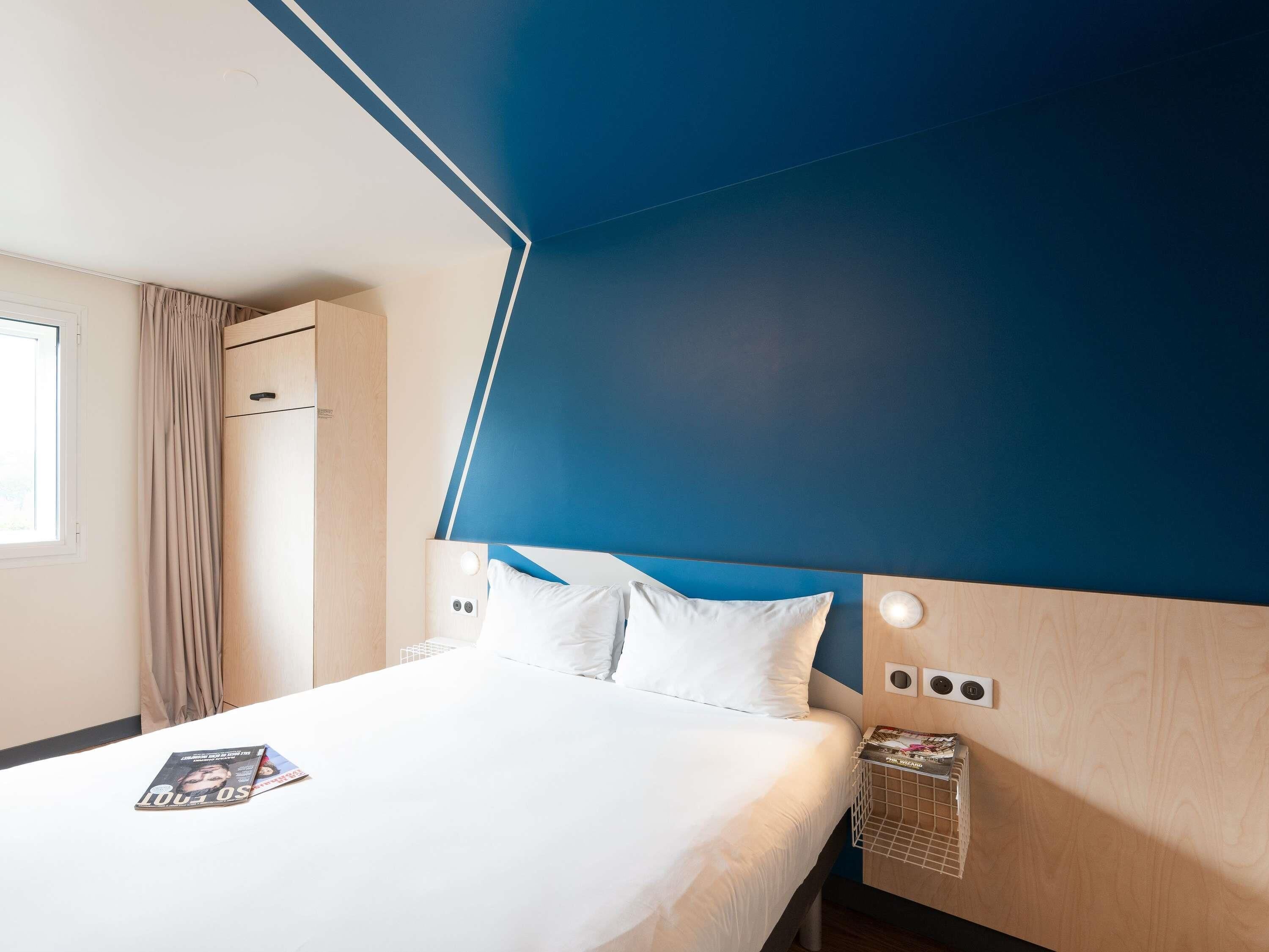 Soundproofing, free WiFi, bed sheets