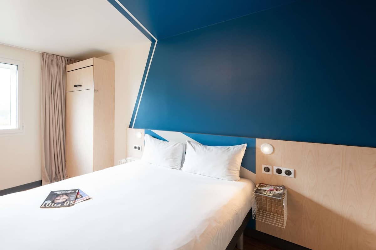 Soundproofing, free WiFi, bed sheets