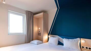 Room (with 1 Double Bed and 1 Fold-down Bed) | Soundproofing, free WiFi, bed sheets