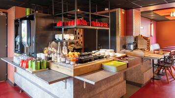 Desayuno buffet todos los días (EUR 9.90 por persona)