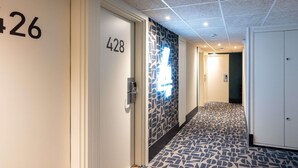 A hallway with doors numbered 426 and 428, leading to rooms. - Ibis Budget Lyon Confluence (Lyon)