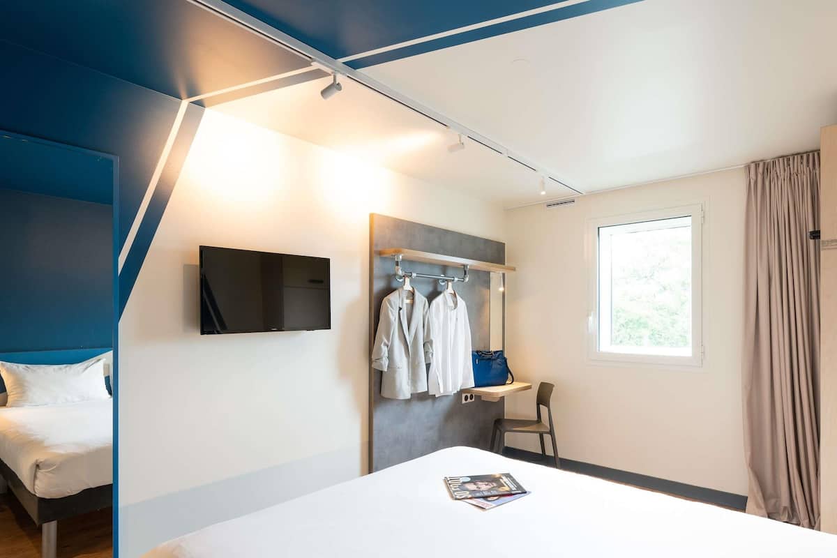 Soundproofing, free WiFi, bed sheets