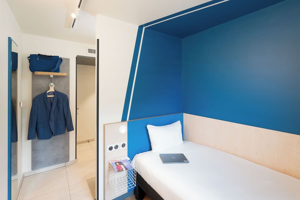 Soundproofing, free WiFi, bed sheets