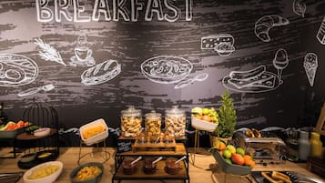 Se ofrece un desayuno bufé (90 RON por persona)