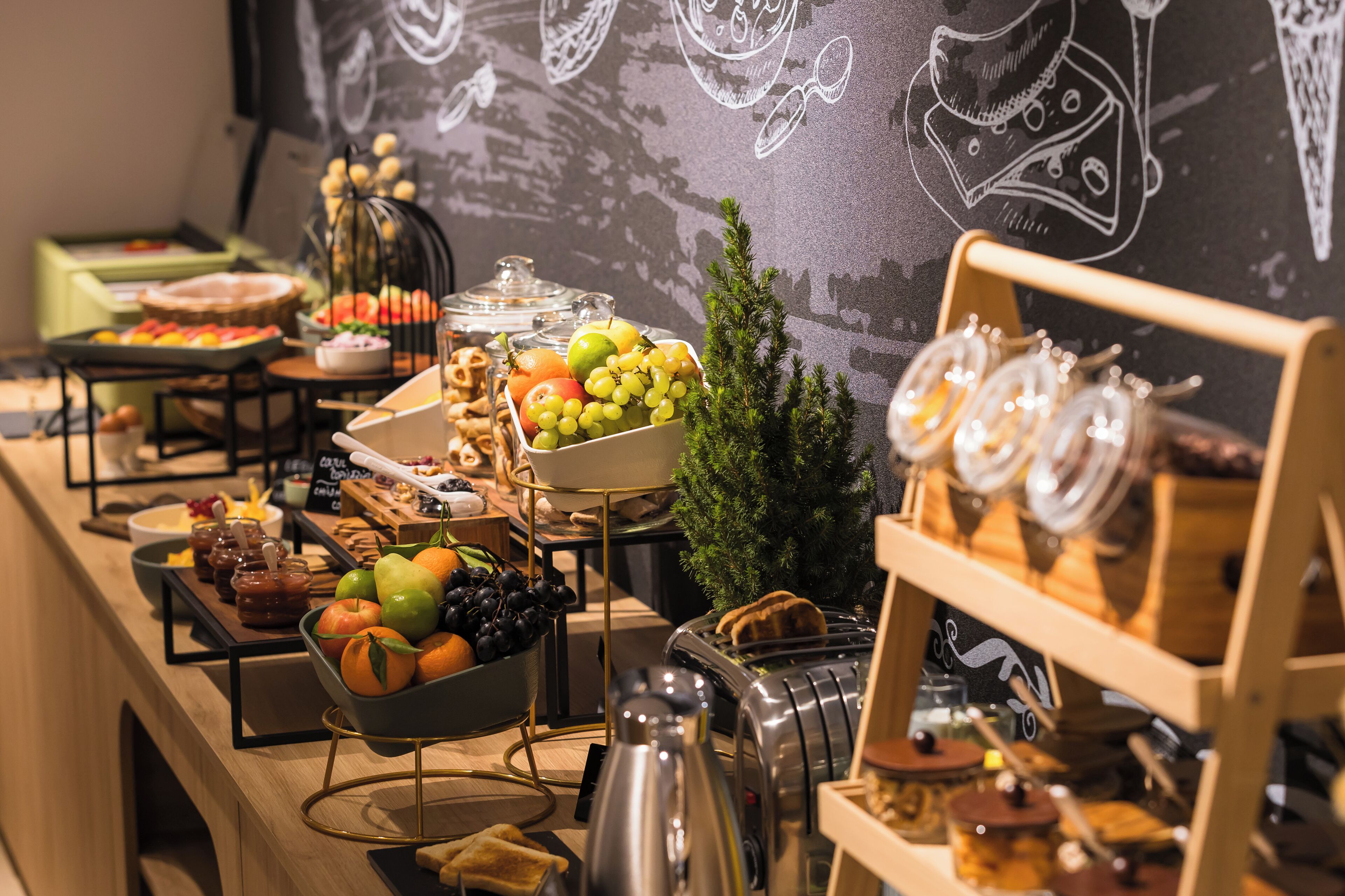 Daily buffet breakfast (RON 90 per person)