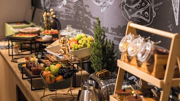 Petit déjeuner buffet (90 RON par personne)