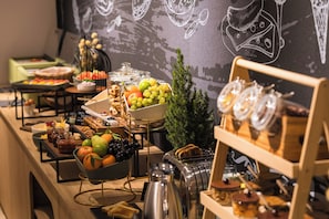 Tägliches Frühstücksbuffet gegen Gebühr