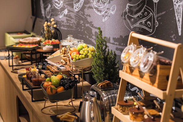 Dagelijks ontbijtbuffet (RON 90 per persoon)