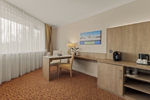 Habitación junior, 1 cama matrimonial y sofá cama | Insonorización, wifi gratis y ropa de cama