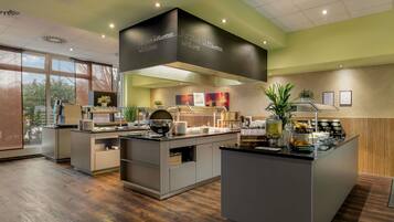 TĂ€gliches FrĂŒhstĂŒcksbuffet (20 EUR pro Person)