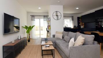 Apartment, 3 Schlafzimmer, Klimaanlage, Stadtblick | Wohnbereich