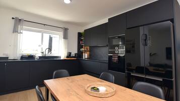 Apartment, 3 Schlafzimmer, Klimaanlage, Stadtblick | Wohnbereich