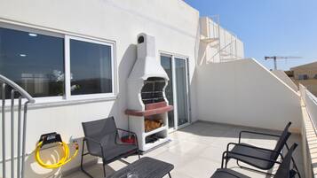 Apartment, 3 Schlafzimmer, Klimaanlage, Stadtblick | Terrasse/Patio