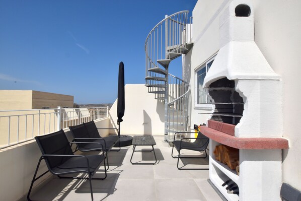 Apartemen, 3 kamar tidur, AC, pemandangan kota | Teras/patio