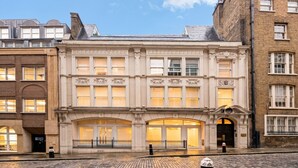 A historic building with a classical facade, large windows, and a central entrance with an archway. - 1-Bed Flat Sleeps 4 · Marble Bath · Walk to Monument & Bank (Greater London)