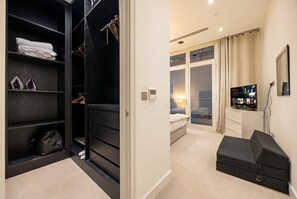 A bedroom with a bed, a TV, and a closet. - 1-Bed Flat Sleeps 4 · Marble Bath · Walk to Monument & Bank (Greater London)