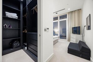 1 habitación, escritorio, tabla de planchar con plancha y wifi 