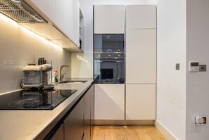 Coffee/tea maker, fridge, microwave, oven - Modern 1-Bed Flat Sleeps 4 · Walk to Bank Station · City of London (Greater London)