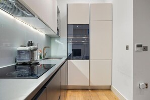 Fridge, microwave, oven, stovetop - Stylish city base with sleek interiors & unbeatable transport links (Greater London)