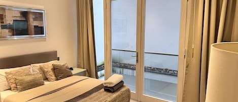 1 habitación, escritorio, tabla de planchar con plancha y wifi