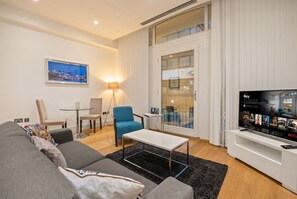 TV - Modern 1-Bed Flat Sleeps 4 · Walk to Bank Station · City of London (Greater London)