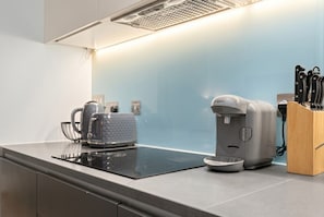 Cafetera o tetera, frigorífico, microondas y horno