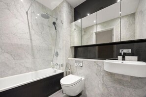 Hair dryer, towels - Stylish city base with sleek interiors & unbeatable transport links (Greater London)