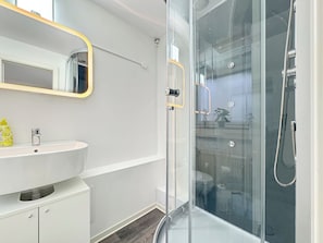 Secadora de cabello, bidet, toallas, papel de baño