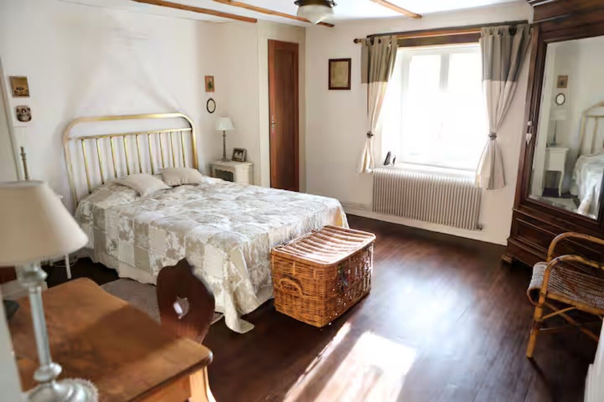 2 habitaciones, escritorio, tabla de planchar con plancha y wifi 