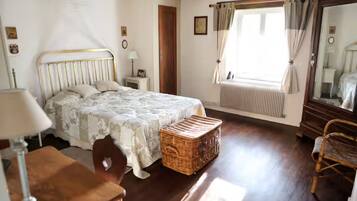 2 habitaciones, escritorio, tabla de planchar con plancha y wifi