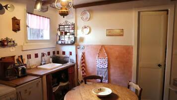 Réfrigérateur, four, plaque de cuisson, cafetiÚre/bouilloire