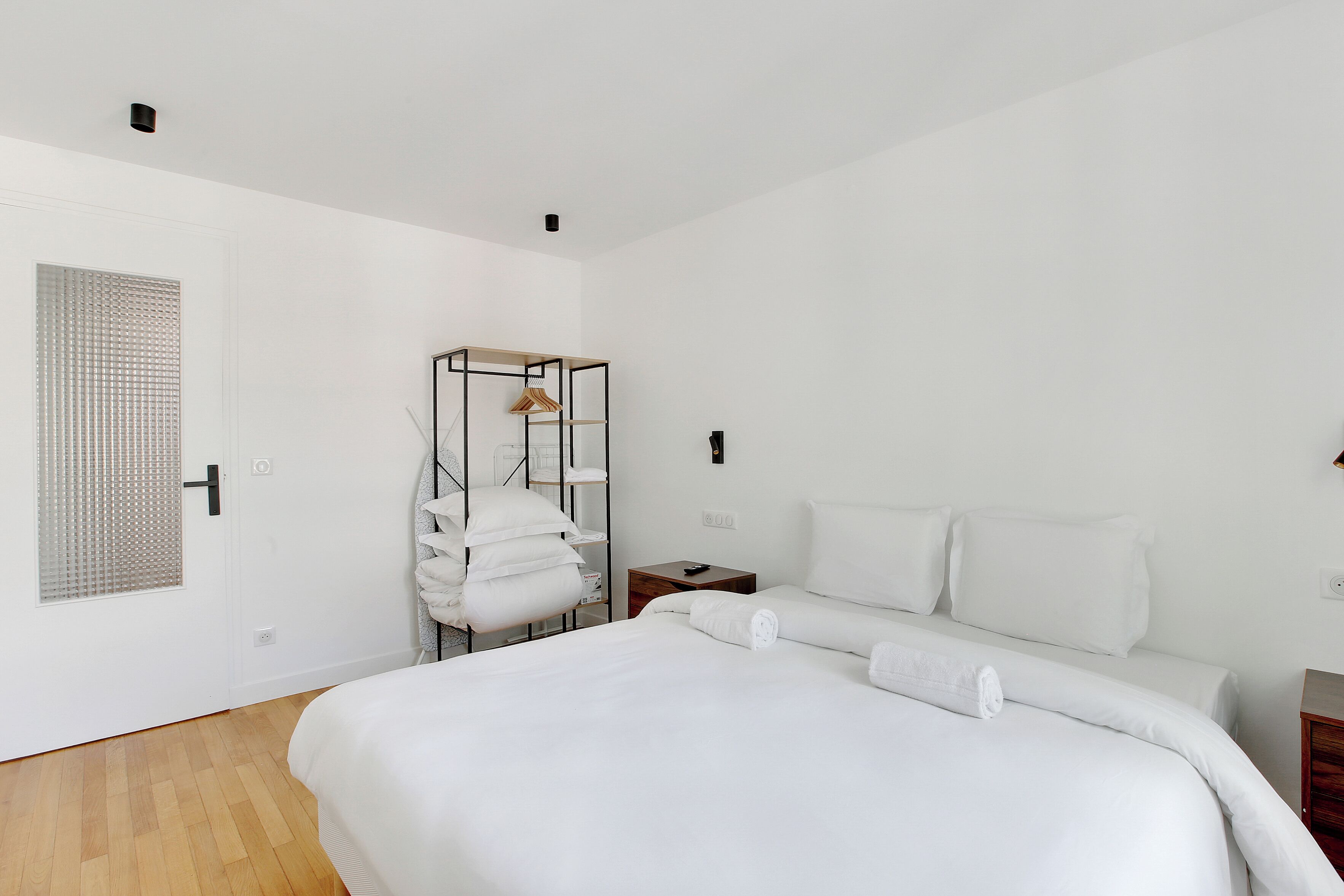 Business Apartment | Iron/ironing board, free WiFi