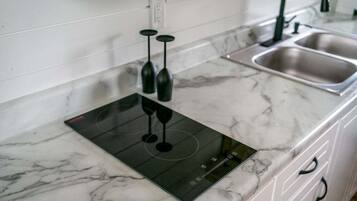 Mikrowelle, Herdplatte, Wasserkocher mit Kaffee-/Teezubehör, Toaster