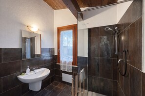 Shower, hair dryer, bidet, towels - Cozy apartment surrounded by nature, with terrace and veranda (Palmadula)