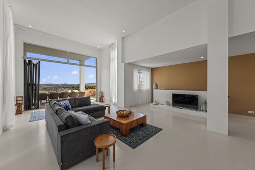 Villa Pure White - With lots of privacy and a beautiful view.