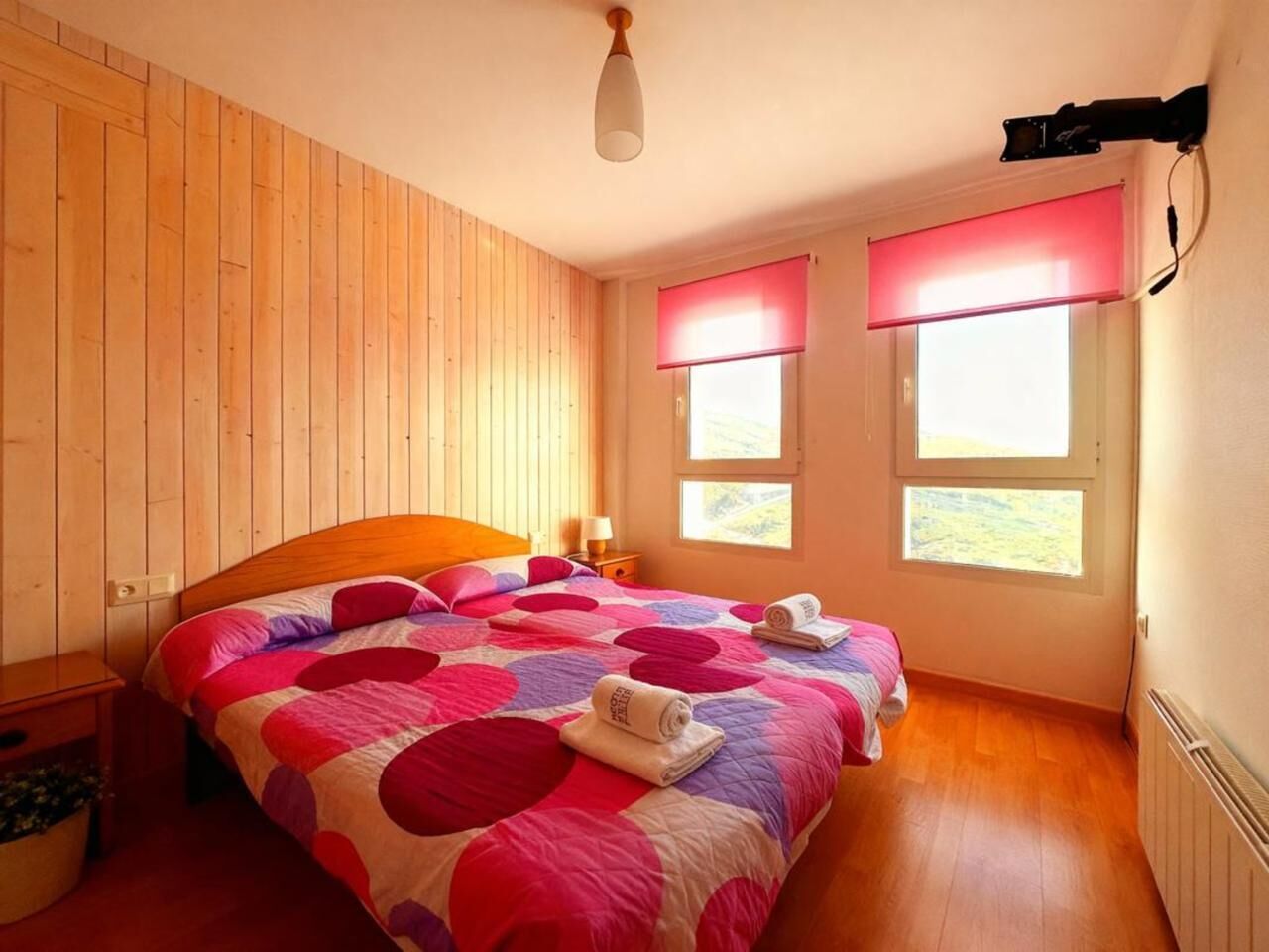 Family Apartment, Smoking | Bed sheets