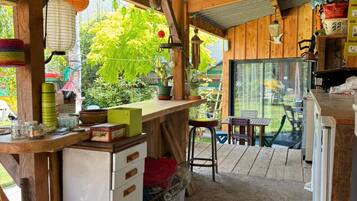 Fridge, microwave, oven, coffee/tea maker