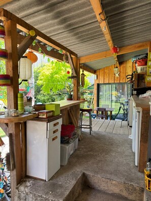 Fridge, microwave, oven, coffee/tea maker - Tiny Home "Logement Bourbon - Heart of Ardèche" with Private Terrace, Shared Garden & Wi-Fi (Lamastre)