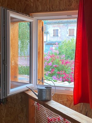 Interior - Tiny Home "Logement Bourbon - Heart of Ardèche" with Private Terrace, Shared Garden & Wi-Fi (Lamastre)