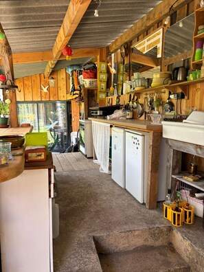 Kühlschrank, Mikrowelle, Ofen, Wasserkocher mit Kaffee-/Teezubehör