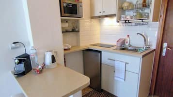 Double Room, Sea View | Dapur peribadi | Ketuhar gelombang mikro, dapur