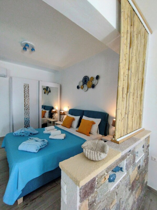 Appartement, uitzicht op zee | Verduisterende gordijnen, een strijkplank/strijkijzer, gratis wifi