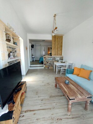 Appartement, uitzicht op zee | Verduisterende gordijnen, een strijkplank/strijkijzer, gratis wifi