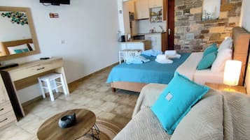 Camera doppia, vista mare | Con stile personalizzato, con arredamento individuale, postazione laptop