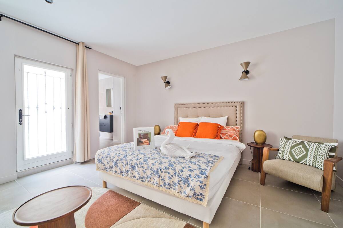 Deluxe Studio | Living area