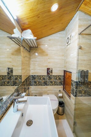 Superior-Zimmer | Badezimmer | Badewanne und Dusche (separat), kostenlose Toilettenartikel