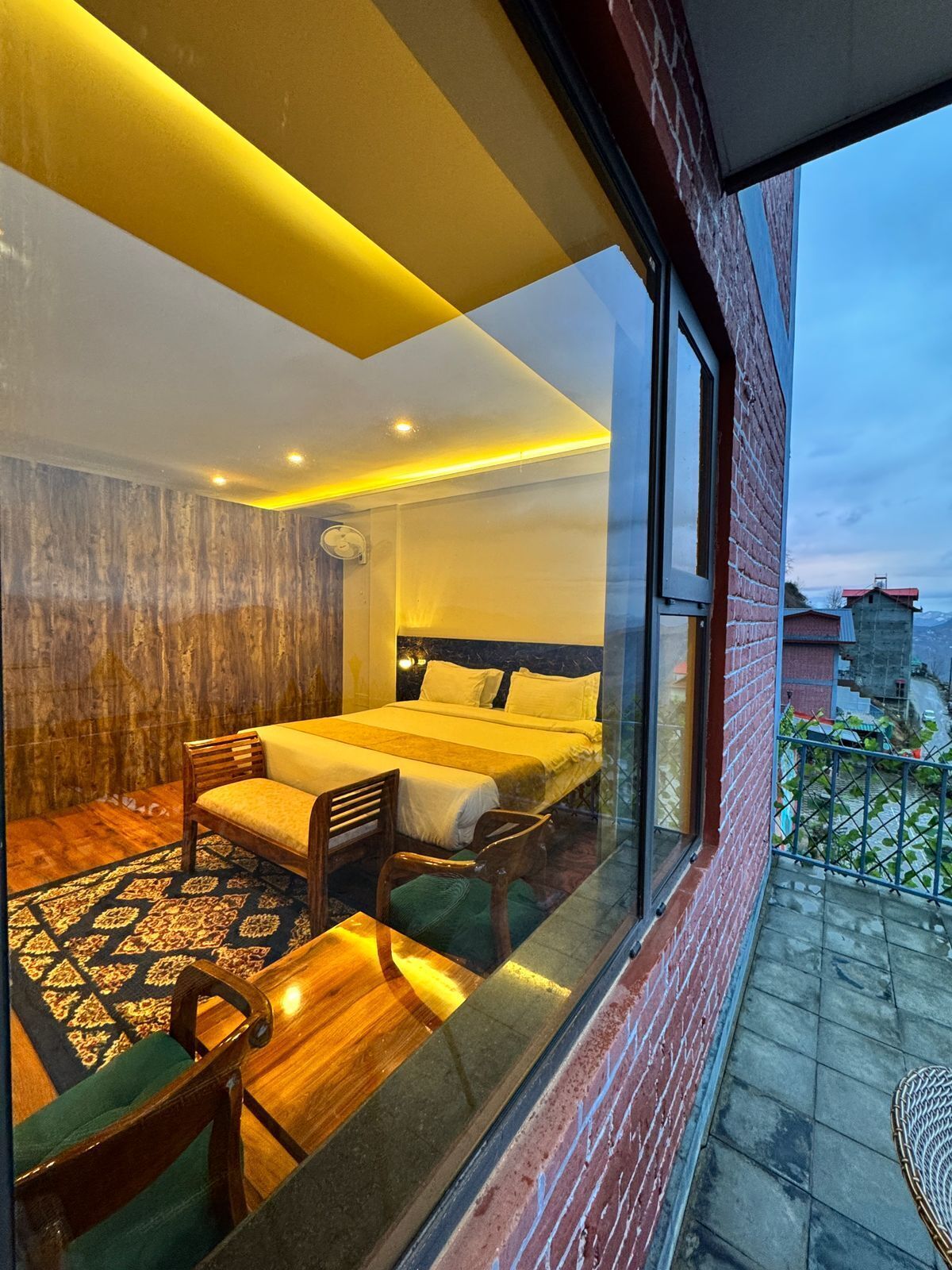 Desk, laptop workspace, soundproofing, free WiFi