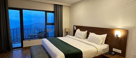 Executive Room | Desk, laptop workspace, soundproofing, free WiFi