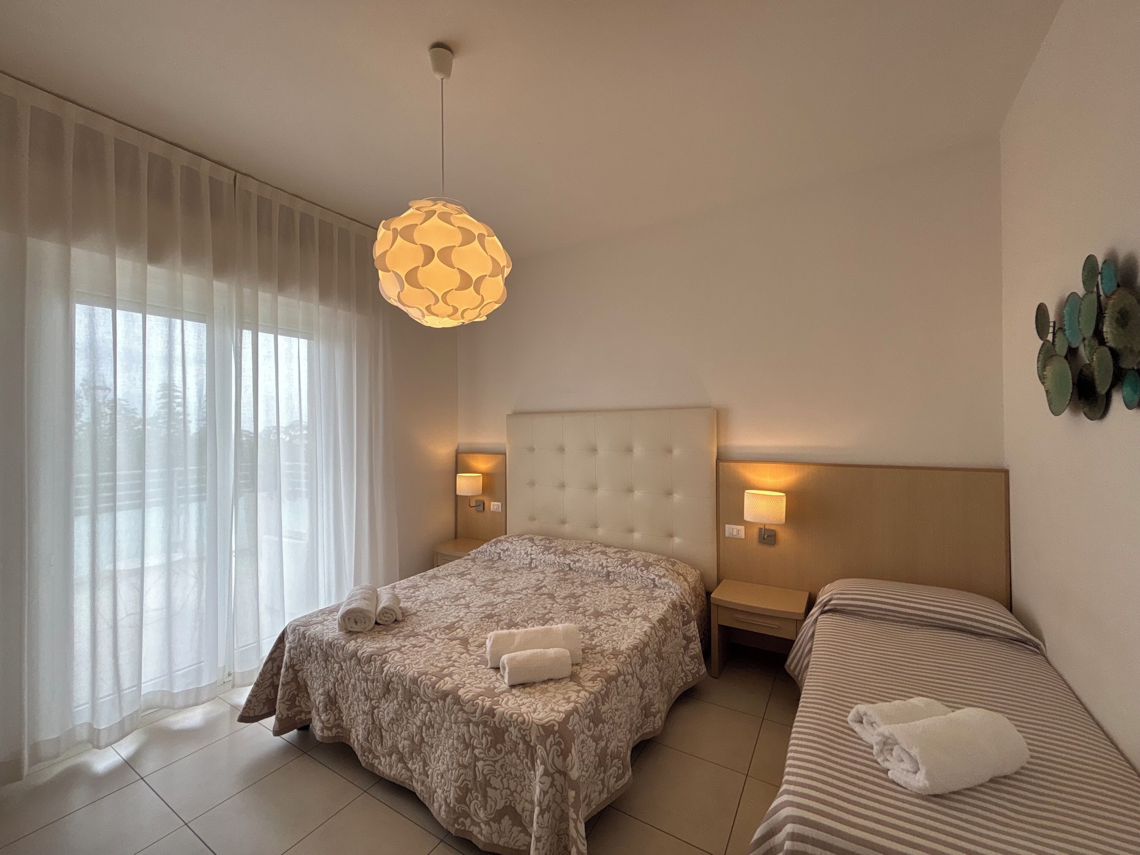 In-room safe, bed sheets